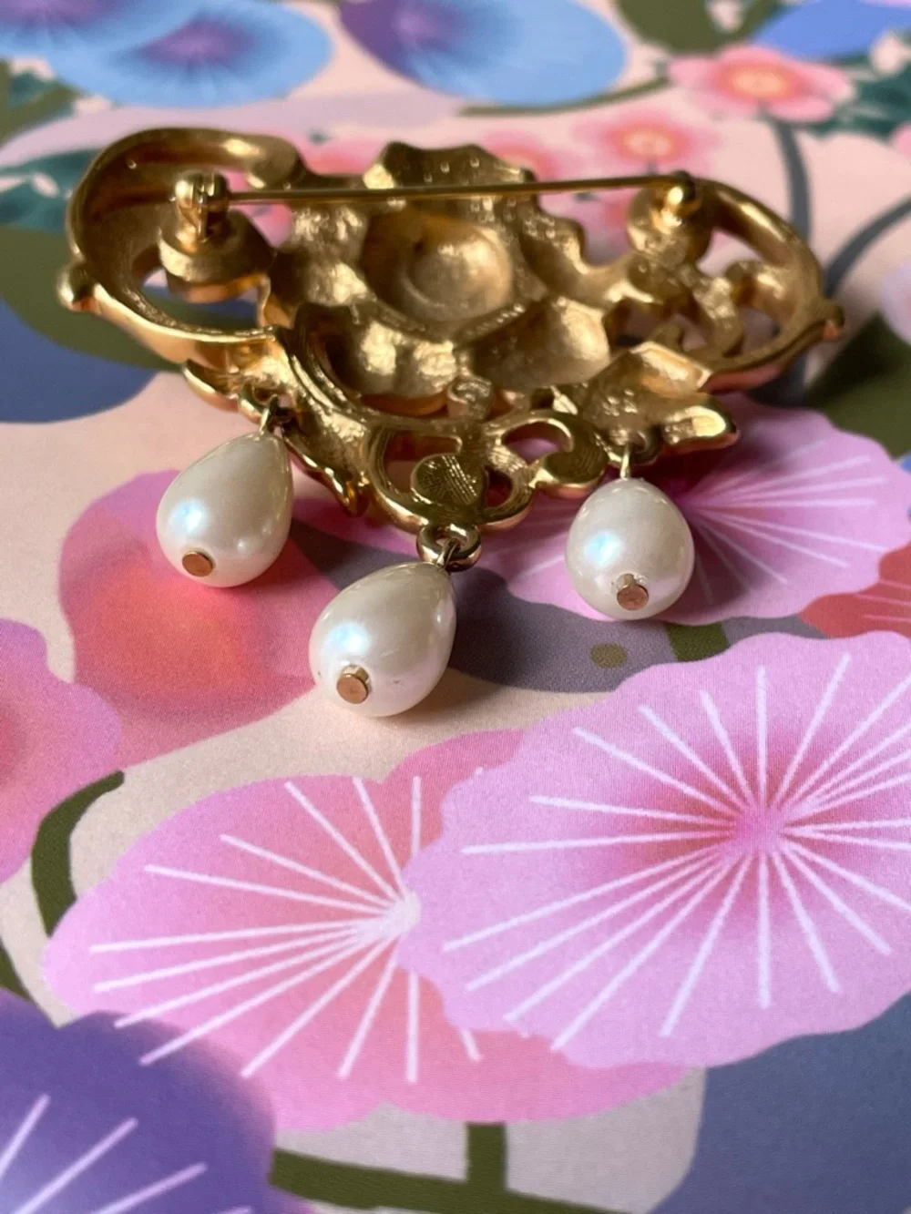 Vintage goldtone Avon faux pearl teardrop pink AB crystal rose brooch fairycore